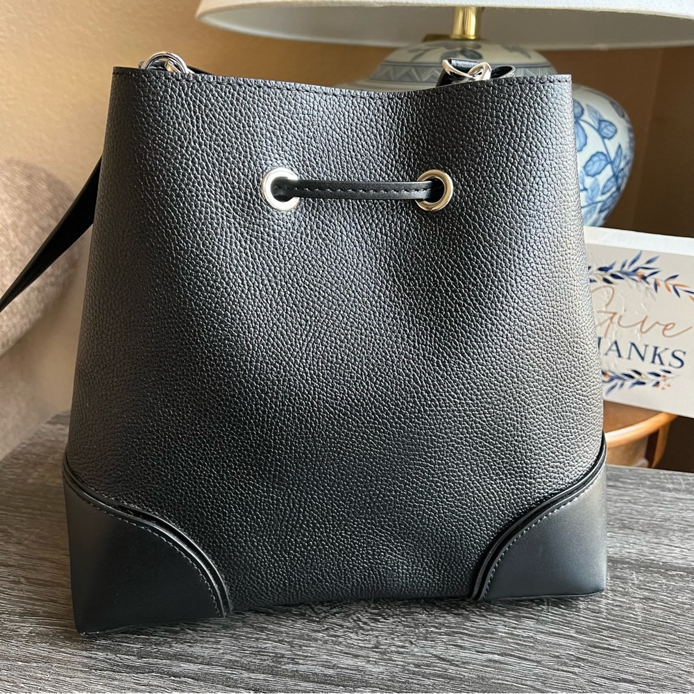 Michael Kors Mercer Gallery Medium Black Bucket Crossbody $348 - Picture 7 of 9